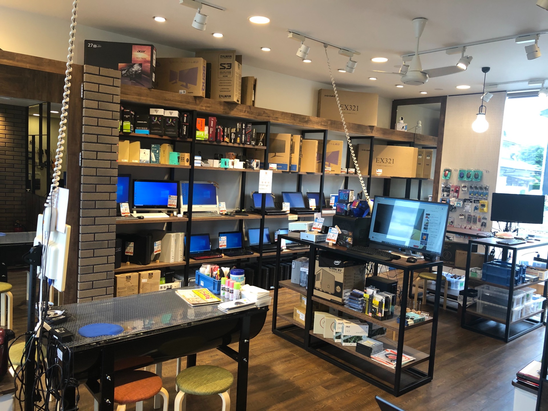 パソコンビニ福井店内